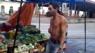 mendigo travesti desfila de tamancos no centro.