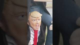 Трамп носит мужика на плечах)))