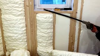発泡吹き付け断熱材の吹き付け作業と削ぎ落とし作業