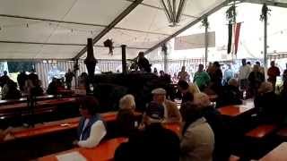 Lanz Bulldog fährt ins Festzelt