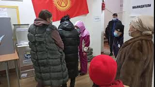 Выборы 2021: Ош: УИК № 1024 отсутсвие соблюдения дистанции и тайны голосования