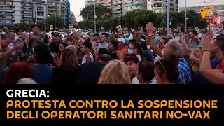 Grecia: protesta contro la sospensione degli operatori sanitari no-vax
