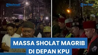 Protes Hasil Pemilu, Demonstran Sholat Magrib Berjamaah di Depan KPU RI