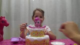 Пинки Пай в торте играем в игру с шариками Poppin's Pinkie Pie unboxing and play game