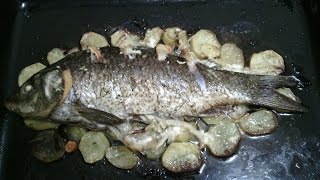 Целая рыба, запечённая в духовке