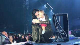 Laura Pausini prende una bimba piccola nel pubblico per portarla sul palco BARI 2018