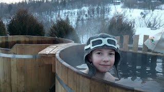 Зимнее купание детей в горячей бочке / Горячая Баня Бочка зимой в Монастик Карпаты