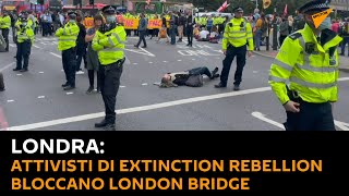 #Londra: attivisti di Extinction Rebellion bloccano Tower Bridge