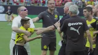 Christian Pulisic rettet kleinen Fan vor der Security