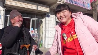 【陕北霞姐】陕北大山里的农村集市，霞姐帮妈妈卖豆腐，人多真热闹！