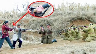 八路軍被日軍上山圍剿，女隊長臨危不亂，從懷裡掏出一顆手雷，嚇得日軍全部跪下！ ️ 抗日