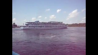 Теплоход Василий Суриков покидает город Углич