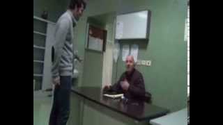 Приколы!!! парень пукает на людей в Неаполе(Италия) Смешно Пошутил)))