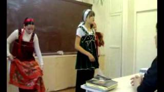 Девки честушки поют чуть со стула не упал xD