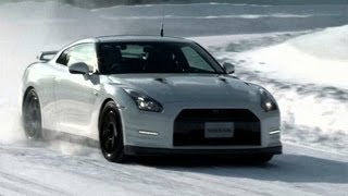 NIssan GT-R 2013 Hits the Powder