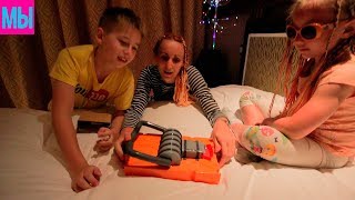 Детки и Родители играют МЫШЕЛОВКА НОВЫЙ ЧЕЛЛЕНДЖ Кто быстрее съест сыр Игра для детей Мы семья