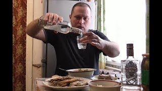 Пью ВОДКУ с БОРЩОМ и САЛОМ...