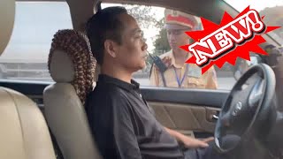 Tài xế "cố thủ" trên ô tô liên tục uống nước, 3 tiếng sau mới xuống xe không phát hiện nồng độ cồn