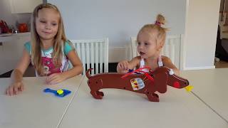 Дети играют в игру DOGGIE Doo