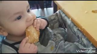 Blw, cómo dar manzana al bebé.  Trona con o sin bandeja plegable