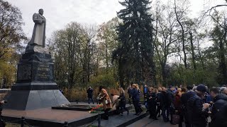 В Киеве возложили цветы к памятнику Герою Советского Союза Николаю Ватутину
