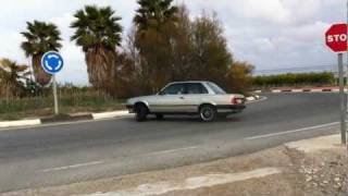 BMW E30 318i Drifting in Traffic.