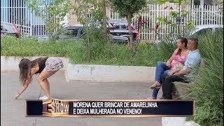 Loira quer relembrar os velhos tempos jogando amarelinha e acaba mostrando demais
