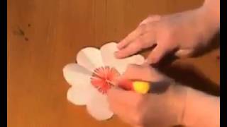 Confectionati acasa felicitari cu flori de hirtie