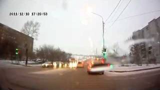 Пешеход таранит машину