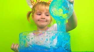 Желейный синий лизун играем растим снег  Squishy Gelli game