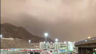 عاجل : ألان أمطار ورياح غزيرة بمكة وبجبل عرفات  2018/8/19