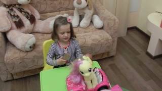 катя делает прическу пони.МИСТЕР МАКС, МИСС КЕЙТИ,СВИНКА ПЕППА,Kinder