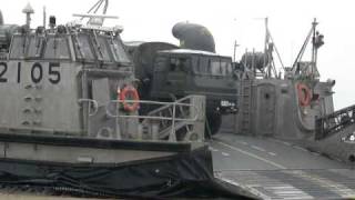 海上自衛隊　LCAC（水陸両用型ホーバークラフト）