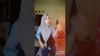 Cewek Hijab main tik tok, Dance nya keren banget, badan nya lentur
