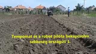 Szántás Hinomoto E2304 és  Bagodi BEA 21/25-2 F hattyúnyakas  ekével