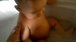 bebe lavando o pipi