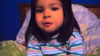 la bebe mas tierna del mundo mascando su primer chicle
