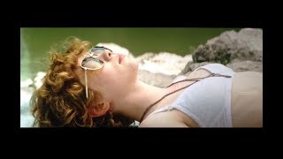ДЕВЧОНКА РАЗДЕЛАСЬ НА ПЛЯЖЕ - ОНО (2017)