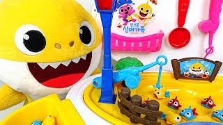 Let's catch fish! Pink Fong Shark Family Fishing Play transforming baby car! - PinkyPopTOY