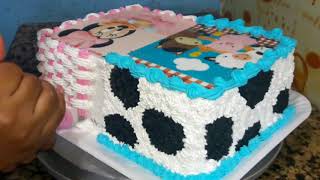 Confeitando bolo da fazendinha e da minnie