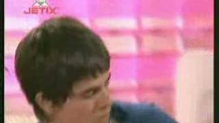 manu imagina que mia lo besa