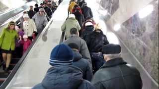 Подъем по отключенным эскалаторам.