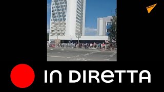 Minsk: un comizio davanti alla Belteleradio