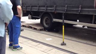 грузовик застрял на бордюре, truck stuck on border Antwerpen