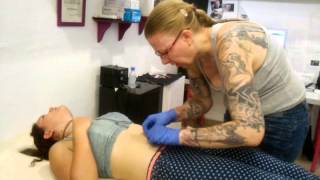Пирсинг пупка в Испании. Piercing del ombligo. Navel piercing in Spain.