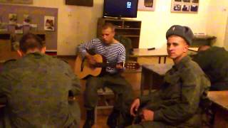 Солдат поёт песню под гитару "А здесь как прежде бьют фонтаны" / A soldier sings a song to a guitar