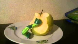 Гусеница ест яблоко