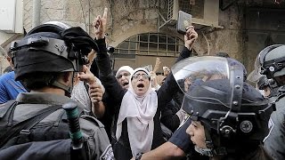 Protesters 'throw rocks at police' at Jerusalem's most sensitive holy site - no comment