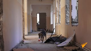 Перед уходом из Карвачарского района армяне забирают оставшиеся вещи из школы