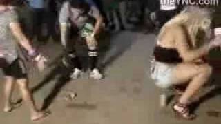 Amassar a latinha com uma bundada FAIL /// Crush the can with your booty shake FAIL